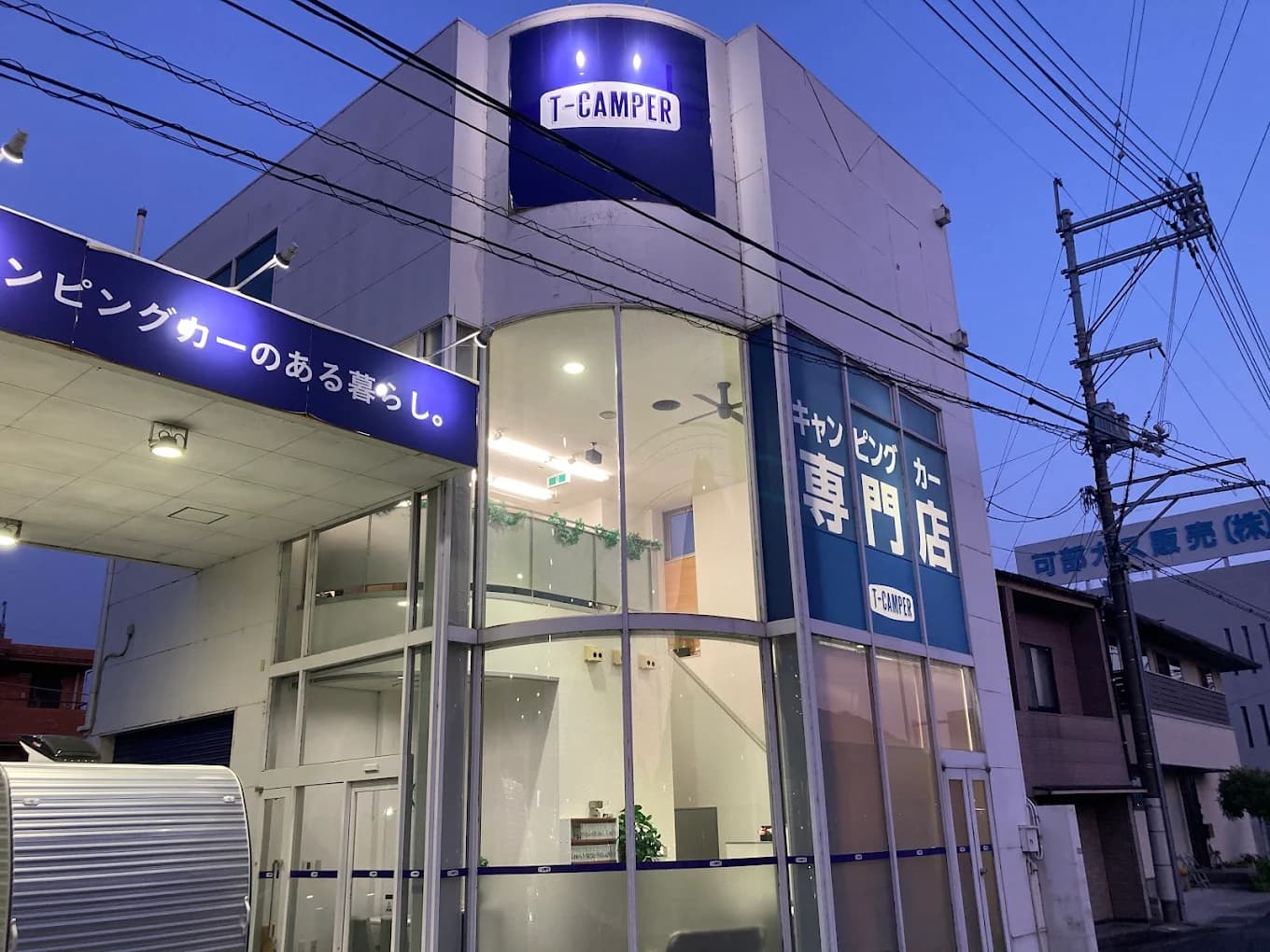 製造チームが工程を確認する工房の様子